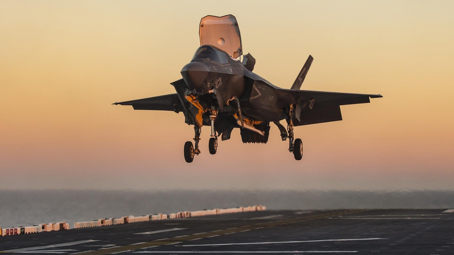 墨西哥队员滑雪鞋踢足球?新战术引争议,墨西哥选手穿李宁